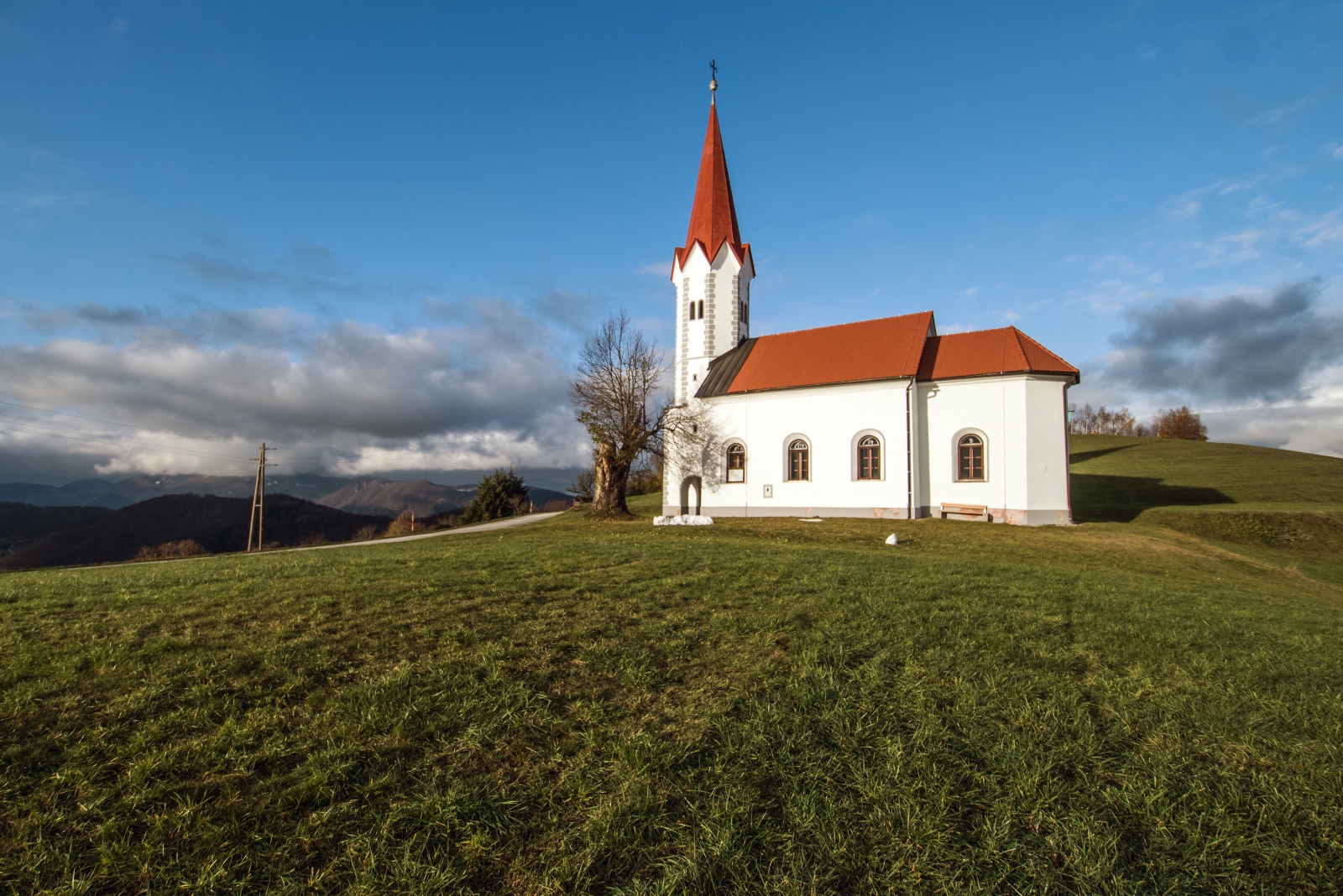 Cerkev na Leskovcu v Podborštu; avtor Vinko Šeško